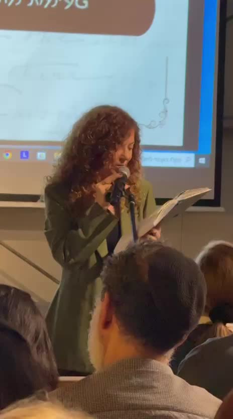 סרטון קצר במהלך הצגת הספר לאורחים