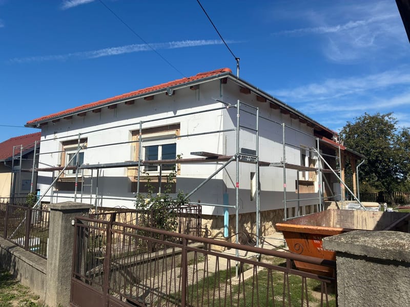 Az ingatlan teljes homlokzati felújításon esett át: hőszigetelés, színezés, nyílászáró csere, lambéria felhelyezése, faszerkezetek mázolása, valamint korcolt bádogozás kivitelezése.