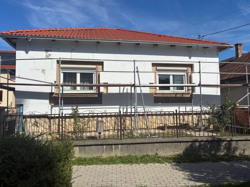 Az ingatlan teljes homlokzati felújításon esett át: hőszigetelés, színezés, nyílászáró csere, lambéria felhelyezése, faszerkezetek mázolása, valamint korcolt bádogozás kivitelezése.