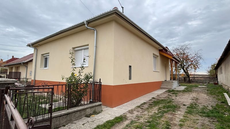 Az ingatlan teljes homlokzati felújításon esett át: hőszigetelés, színezés, nyílászáró csere, lambéria felhelyezése, faszerkezetek mázolása, valamint korcolt bádogozás kivitelezése.