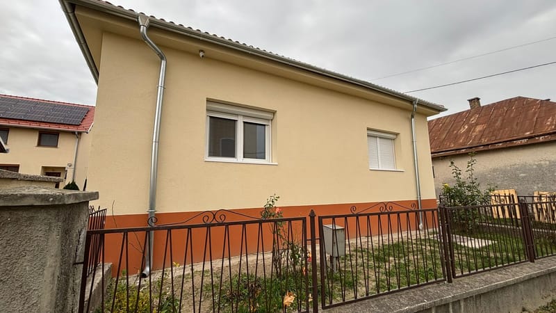 Az ingatlan teljes homlokzati felújításon esett át: hőszigetelés, színezés, nyílászáró csere, lambéria felhelyezése, faszerkezetek mázolása, valamint korcolt bádogozás kivitelezése.