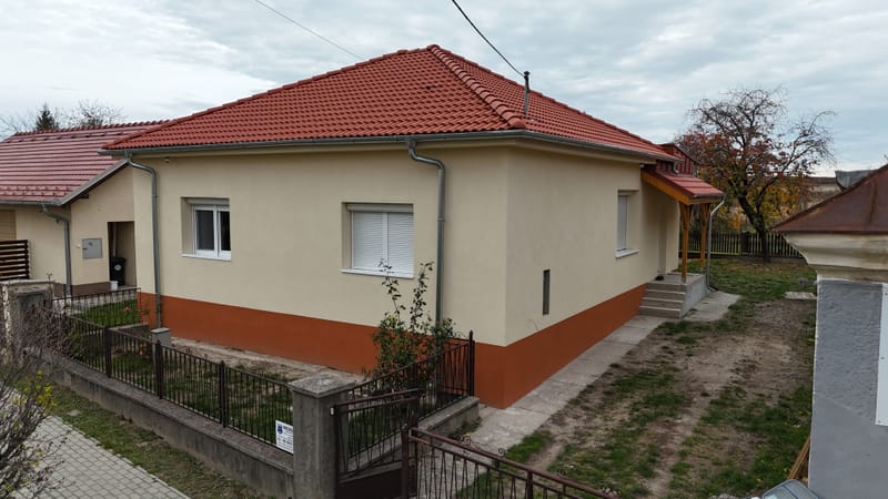 Az ingatlan teljes homlokzati felújításon esett át: hőszigetelés, színezés, nyílászáró csere, lambéria felhelyezése, faszerkezetek mázolása, valamint korcolt bádogozás kivitelezése.