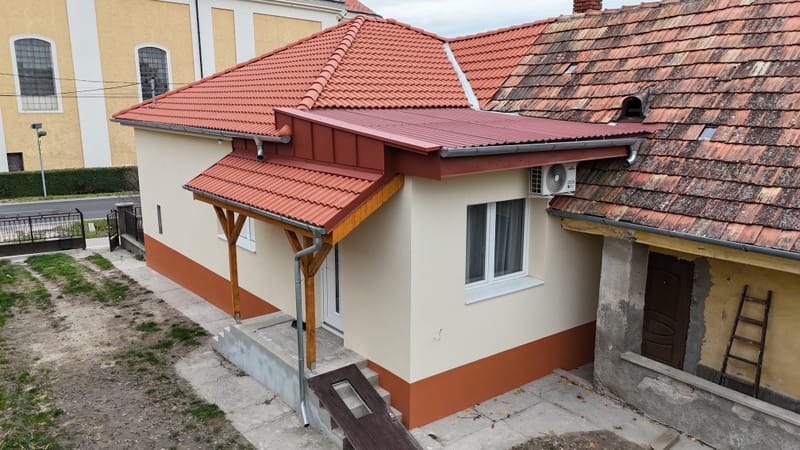 Az ingatlan teljes homlokzati felújításon esett át: hőszigetelés, színezés, nyílászáró csere, lambéria felhelyezése, faszerkezetek mázolása, valamint korcolt bádogozás kivitelezése.