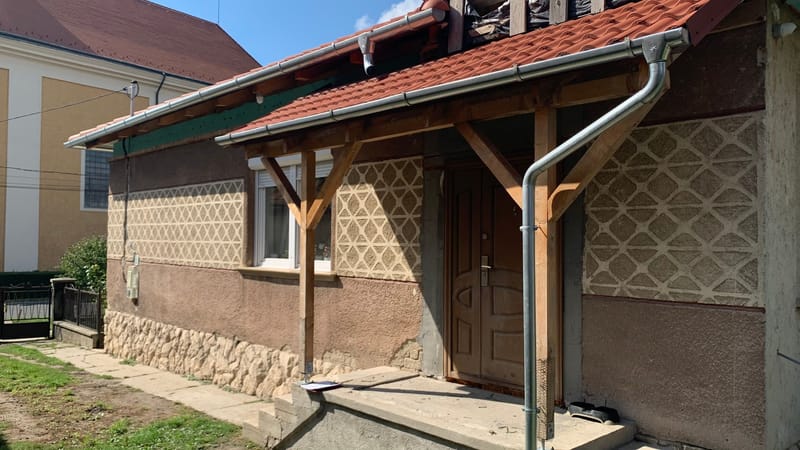 Az ingatlan teljes homlokzati felújításon esett át: hőszigetelés, színezés, nyílászáró csere, lambéria felhelyezése, faszerkezetek mázolása, valamint korcolt bádogozás kivitelezése.