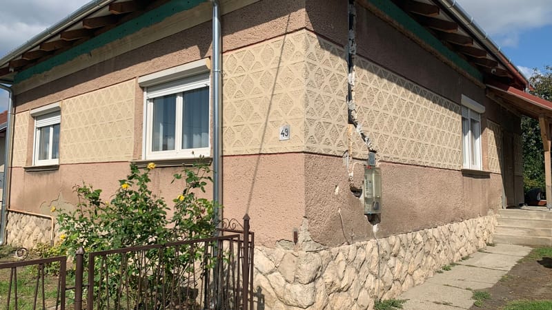 Az ingatlan teljes homlokzati felújításon esett át: hőszigetelés, színezés, nyílászáró csere, lambéria felhelyezése, faszerkezetek mázolása, valamint korcolt bádogozás kivitelezése.