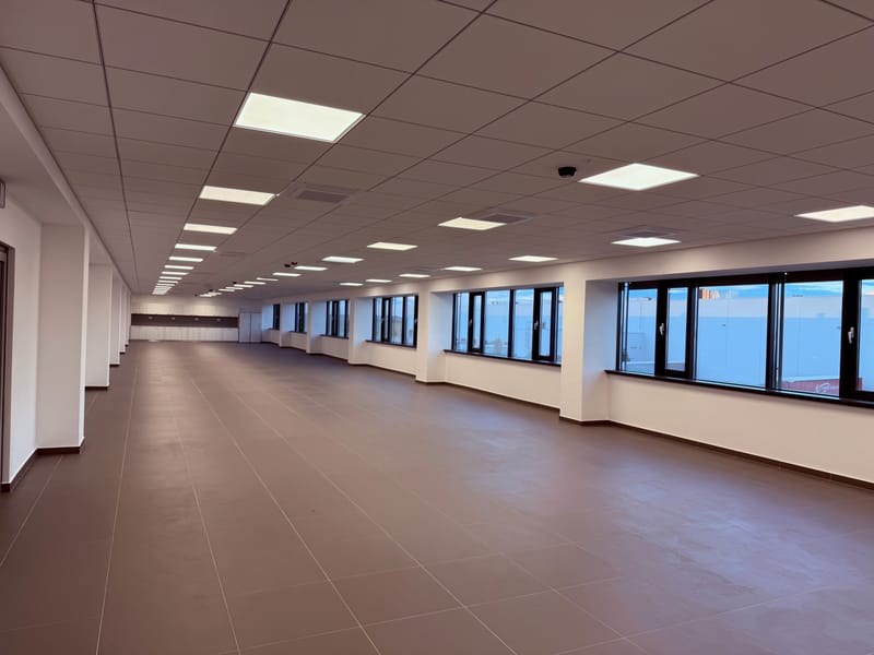 3000 m² felületen csarnok glettelési és festési munkálatai láthatók