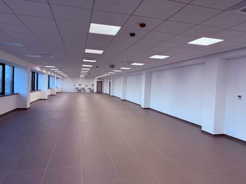 3000 m² felületen csarnok glettelési és festési munkálatai láthatók