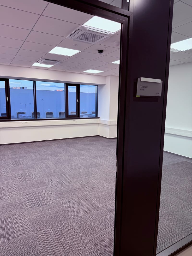 3000 m² felületen csarnok glettelési és festési munkálatai láthatók