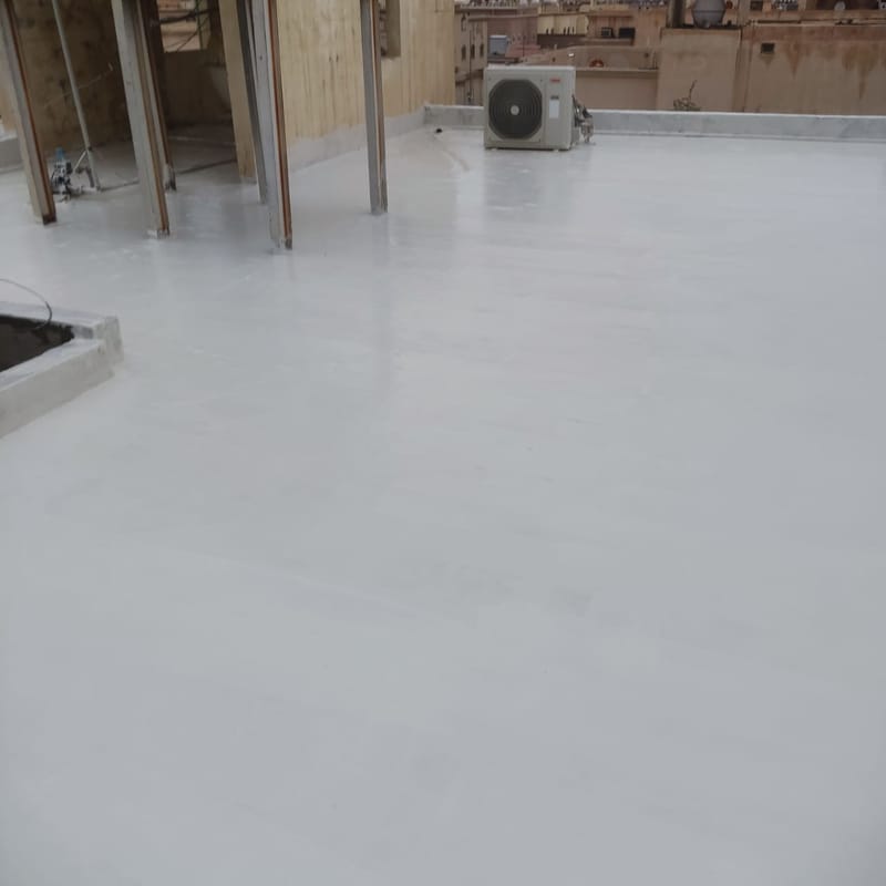 عزل مائي وحراري للأسطح المبلطة بدون تكسير – الحل النهائي لمشاكل التسرب والحرارة