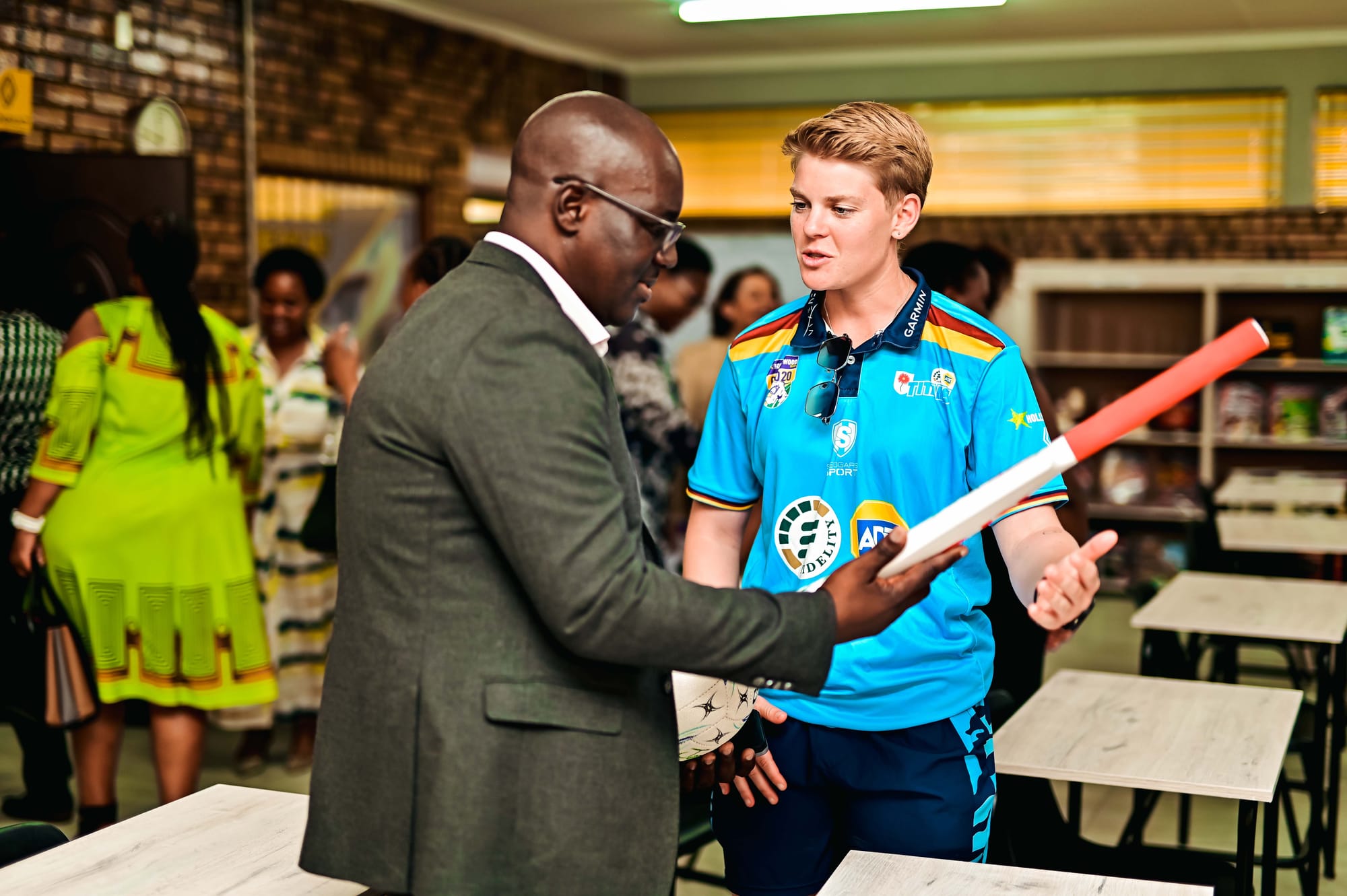 RENAULT LIBRARY HAND OVER