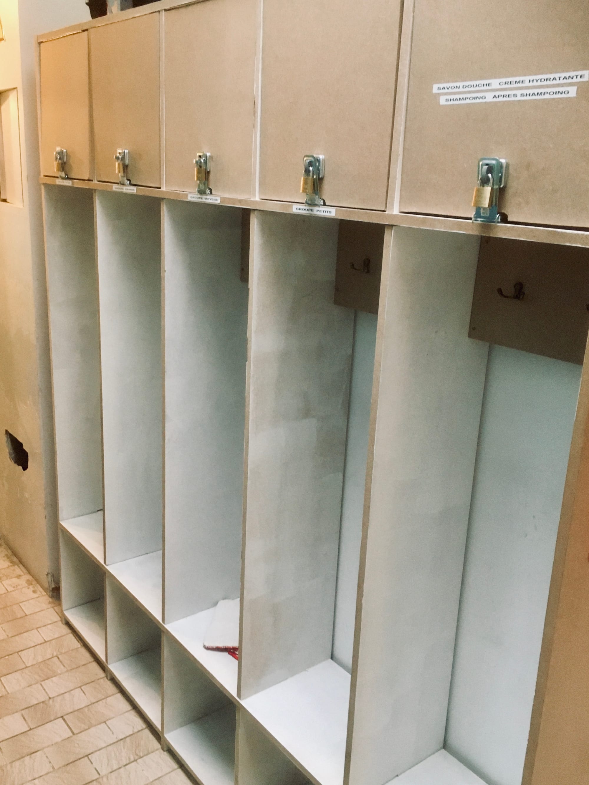 vestiaire pour couloir de salle de bain