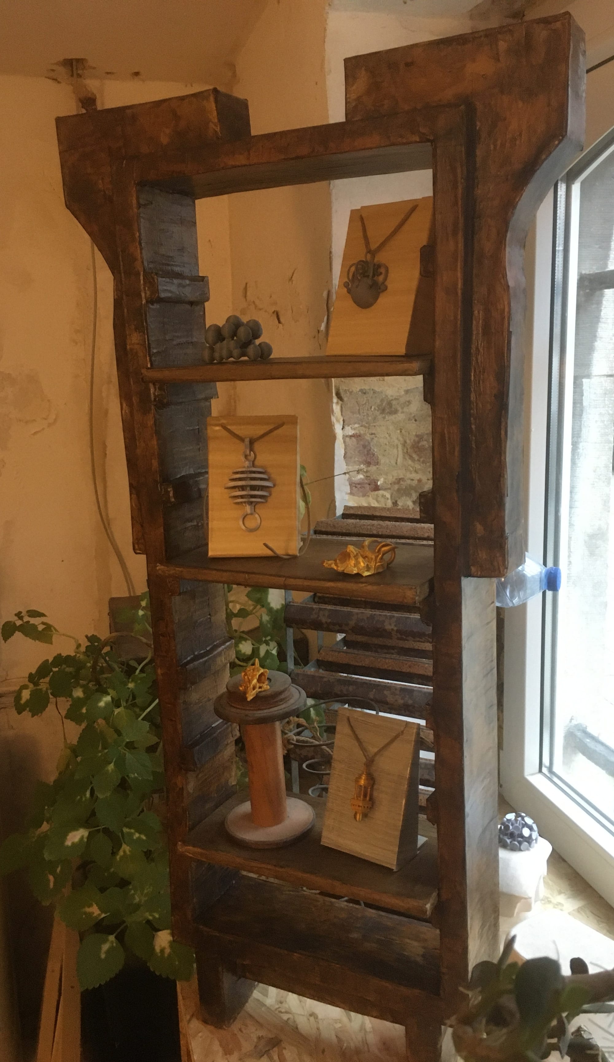 Présentoir artisanal en carton et papier mâché