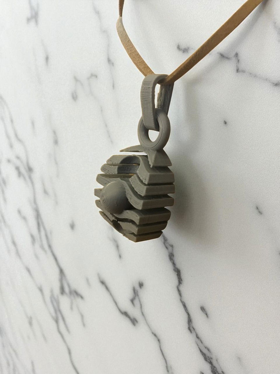 Sphère Organique – Pendentif sculptural en impression 3D