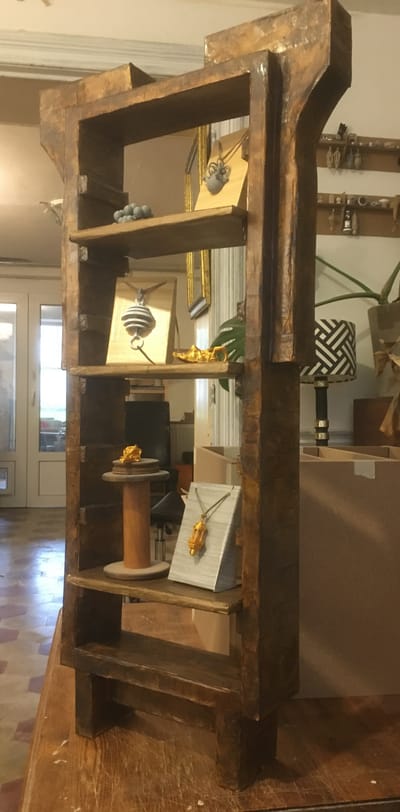 Présentoir artisanal en carton et papier mâché