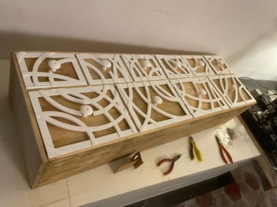 "Découvrez la transformation complète d'un ancien meuble à tiroirs en pièce décorative unique. Restauration du bois, design Art Déco et fabrication artisanale sur mesure par LiliProduction."