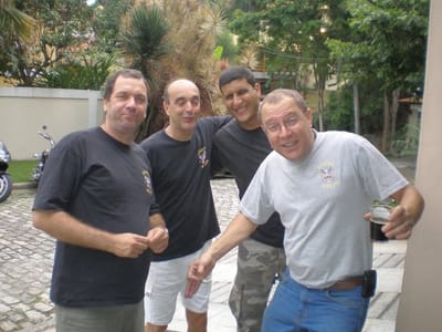 Amigos tão perto e longe demais