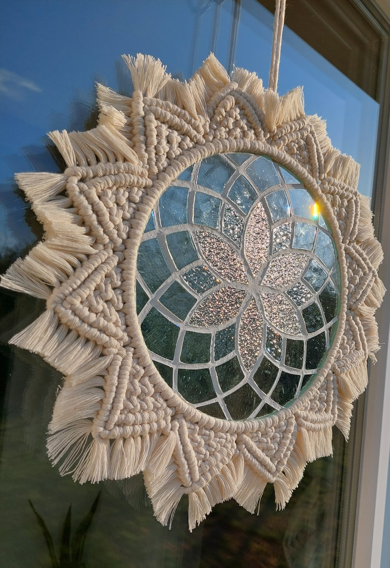 Makramé és üvegmozaik ablakdísz