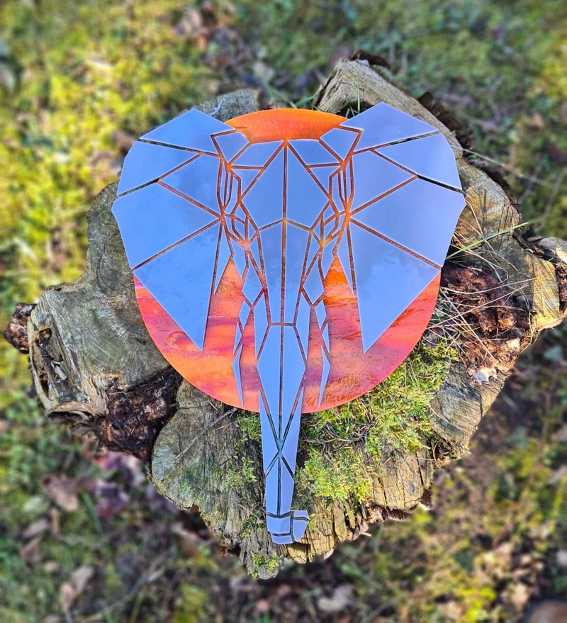 low poly elefánt napkorong előtt