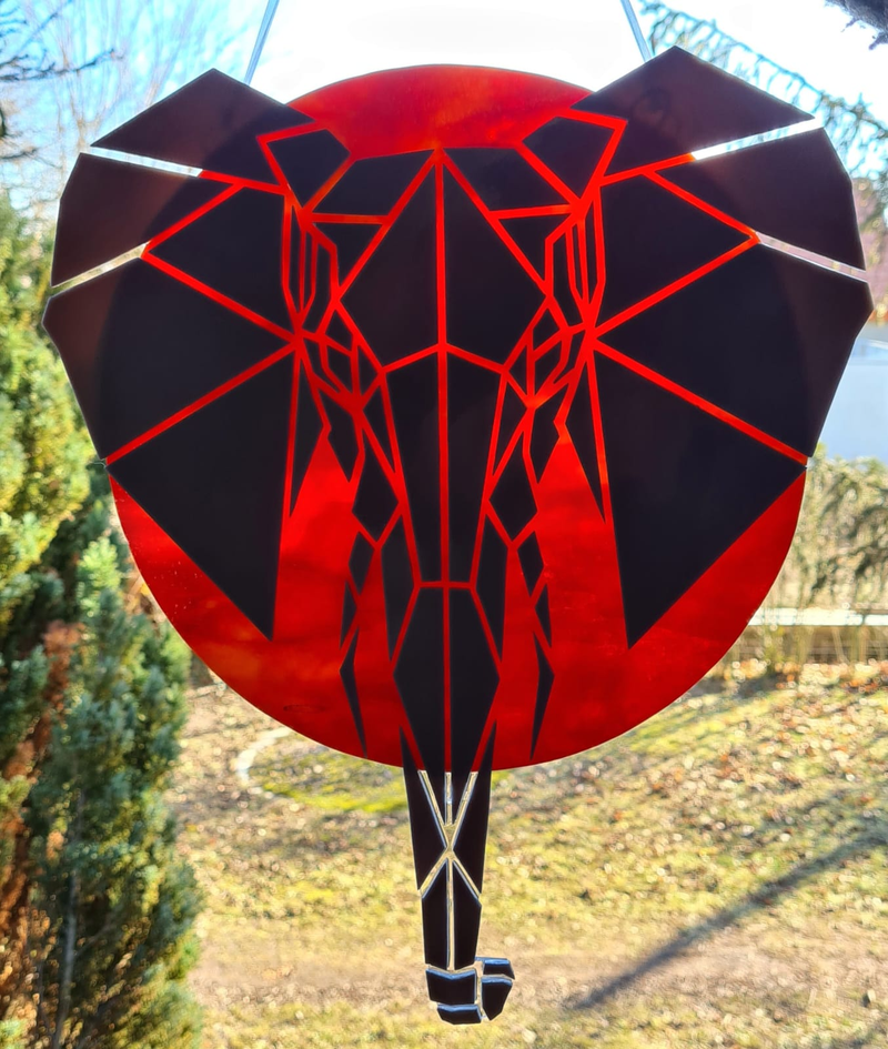 low poly elefánt napkorong előtt