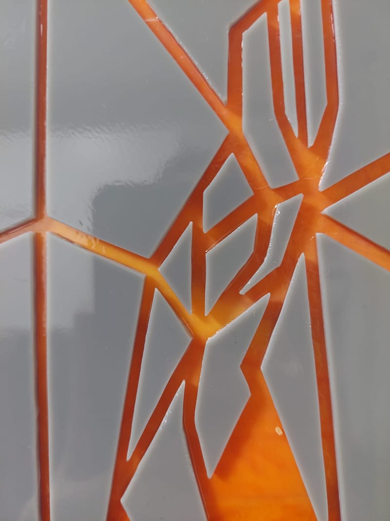 low poly elefánt napkorong előtt