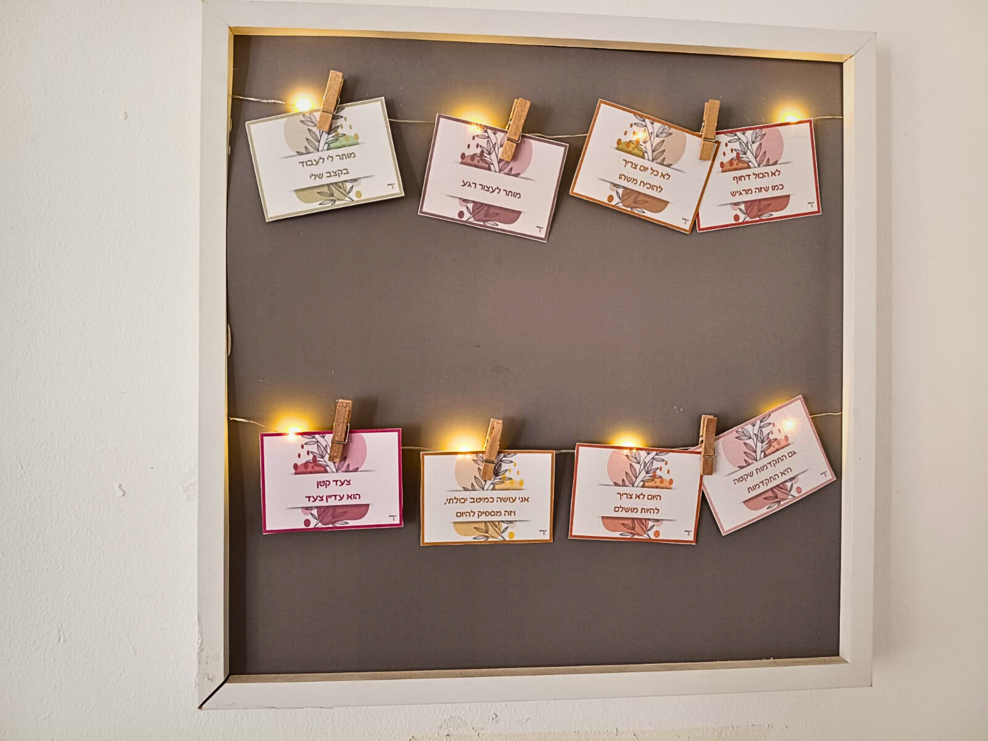 ערכת כרטיסיות השראה והעצמה "עוגנים קטנים" – קובץ דיגיטלי להדפסה ביתית | משפטי מוטיבציה, חיזוק רגשי ומיקוד – מוצרים לעצמאים, משפטי העשרה לעובדים מהבית ועיצוב פינת עבודה