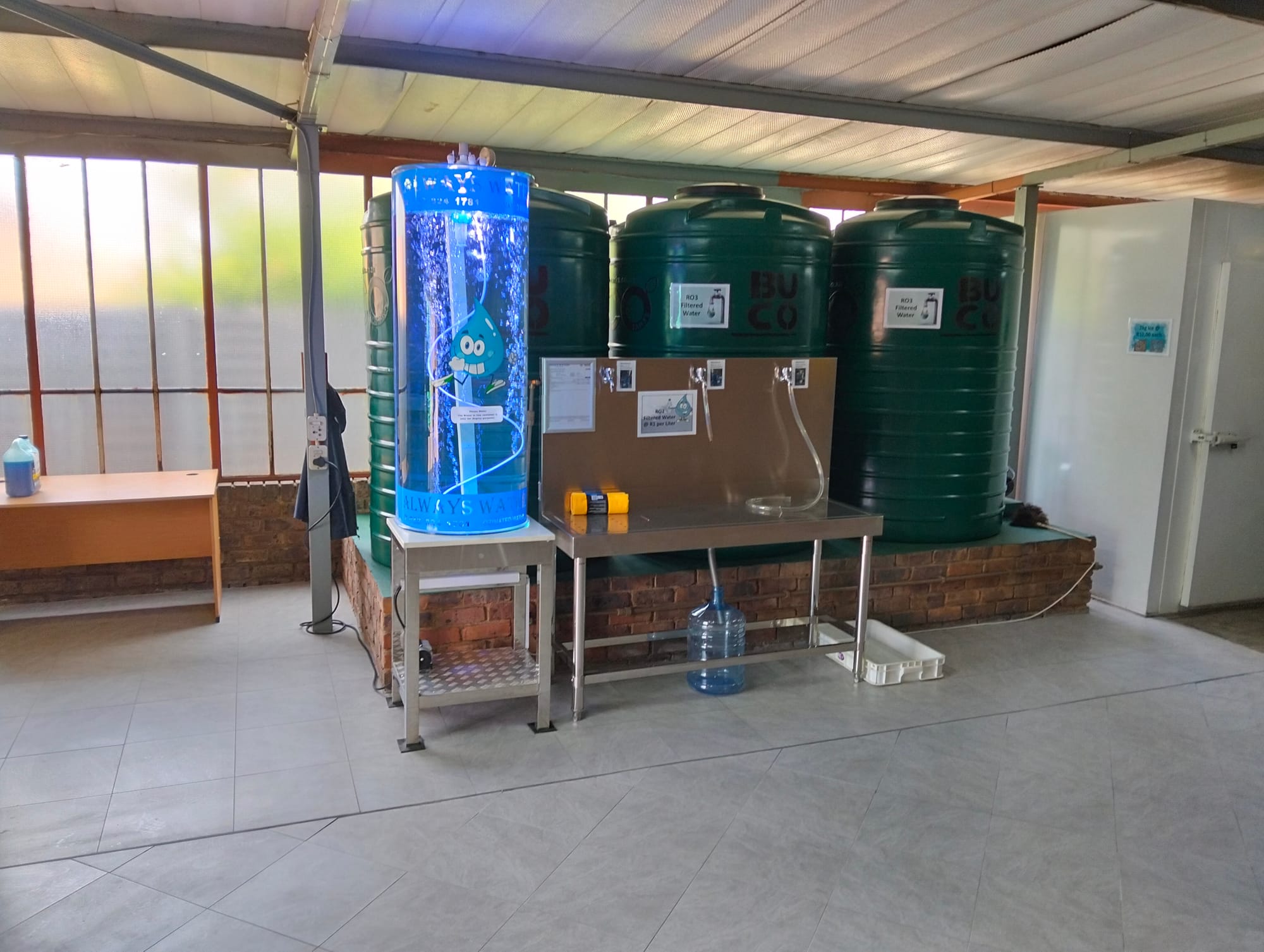 Water Bar with Filling Table and Tanks