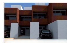 Façades en acier corten posés sur des murs de refend en béton blanc, surmonté d'un attique en bardage bois blanc