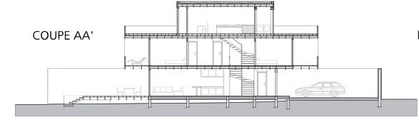 Façades en acier corten posés sur des murs de refend en béton blanc, surmonté d'un attique en bardage bois blanc
