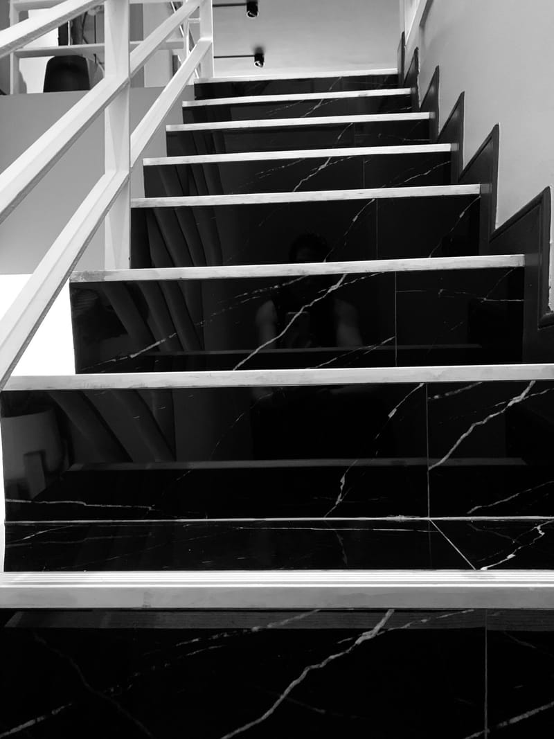 فني تركيب رخام