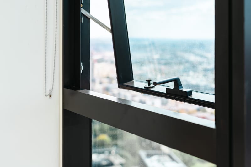 Motoros ablaknyitók – automatizált szellőztetés és vezérelt nyílászárók