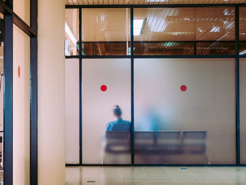 Okos üvegezések és okos fóliák – a jövő ablakai