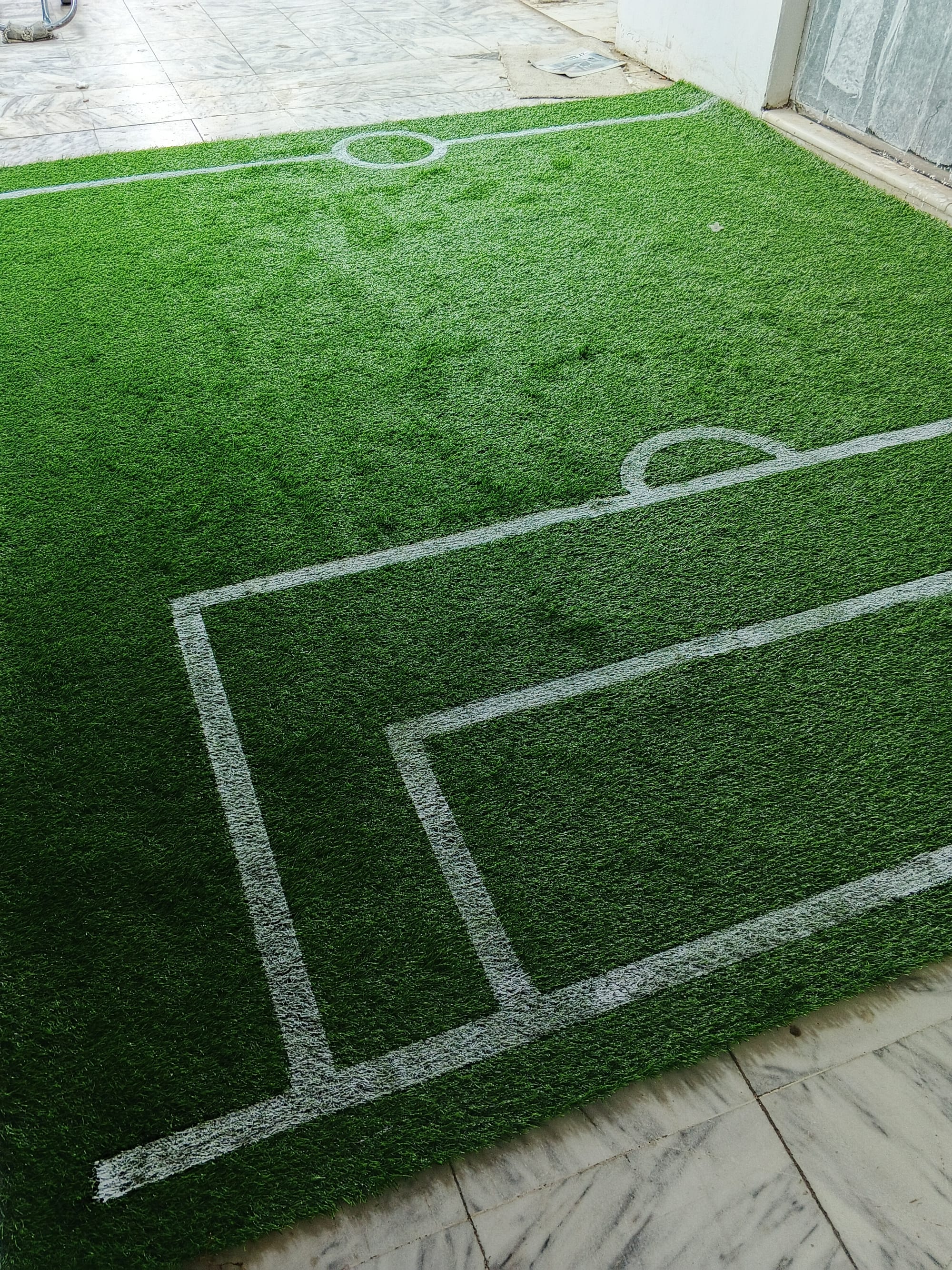 العشب الصناعي الدليل الشامل: كيفية اختيار أفضل عشب صناعي لبيتك في 2026
