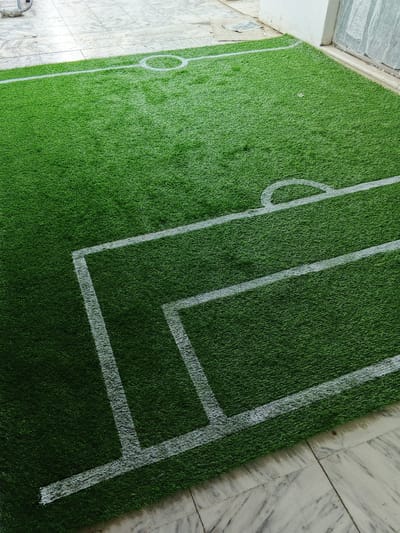 العشب الصناعي الدليل الشامل: كيفية اختيار أفضل عشب صناعي لبيتك في 2026
