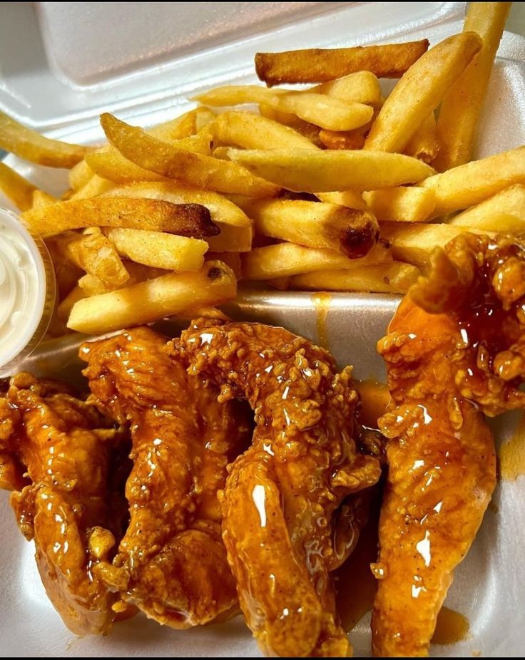 BBQ CHICKEN WINGS & CHIPS
