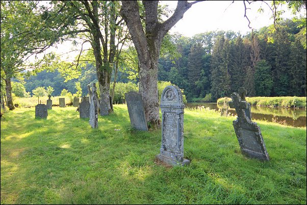 🕯️ Vieux Cimetière Classé de Mortehan