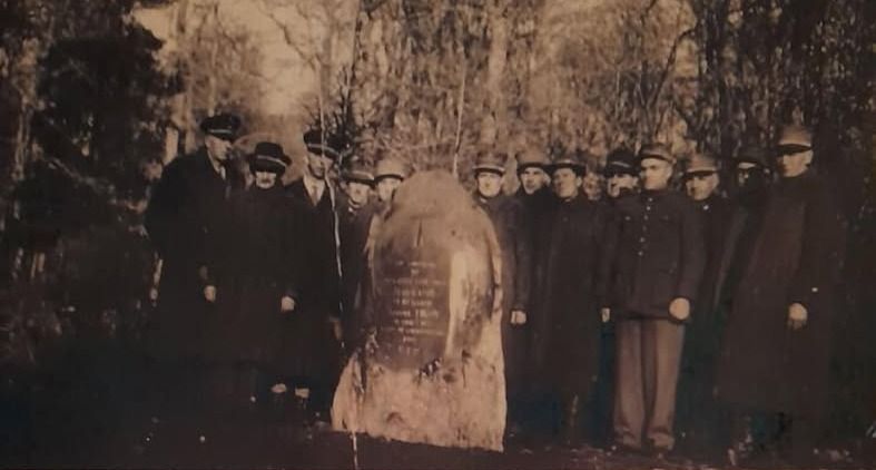 🪨 Pierre commémorative de la forêt domaniale de Huqueny (Rossart)