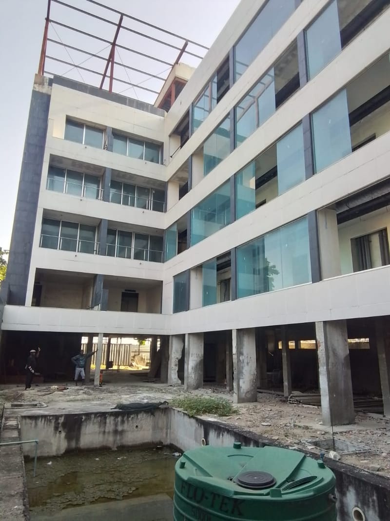 Edifício Inacabado na ilha de Luanda