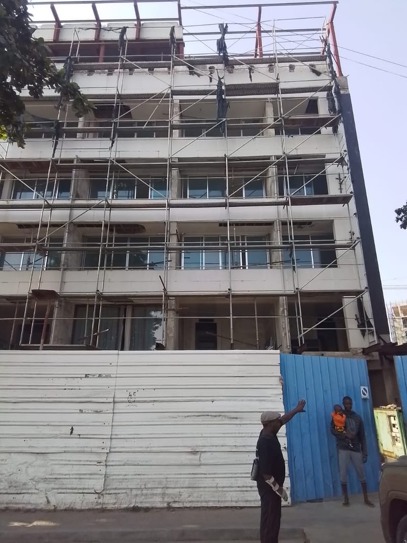 Edifício Inacabado na ilha de Luanda