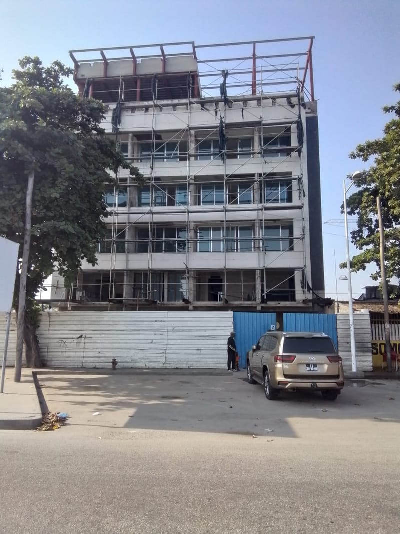 Edifício Inacabado na ilha de Luanda