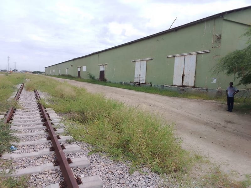Armazém no perímetro do porto do lobito