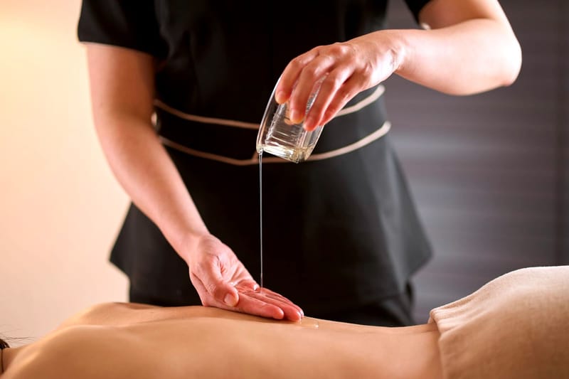 Massage hương thơm tinh dầu