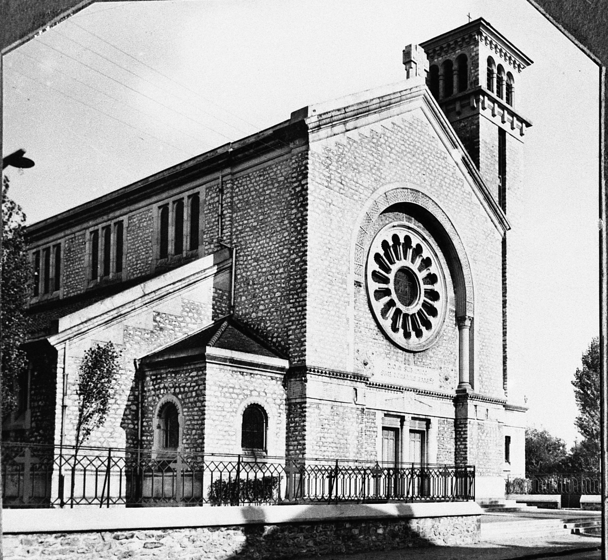 L'EGLISE SAINTE-JEANNE-D'ARC DE VAIRES (3) : la fin d'un long chantier