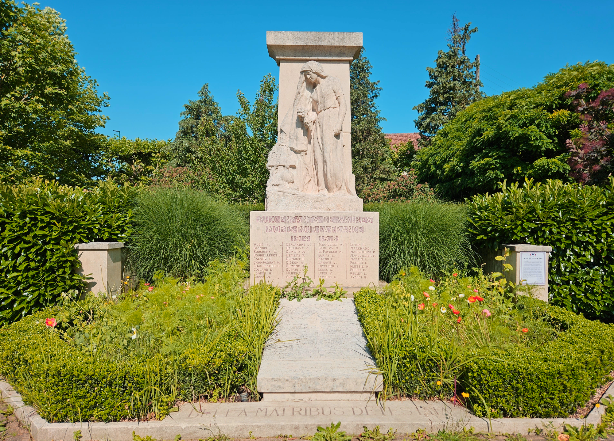 LES MONUMENTS COMMÉMORATIFS DU SQUARE DE LA LIBÉRATION (1)