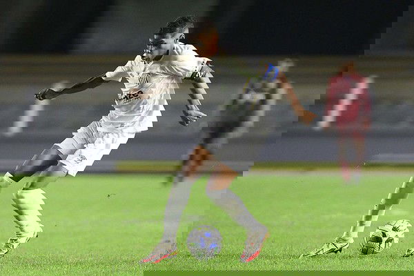 صراع بين برشلونة وتشيلسي على موهبة سانتوس الشابة