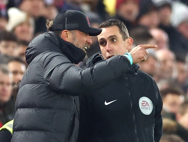 إقالة الحكم ديفيد كوت