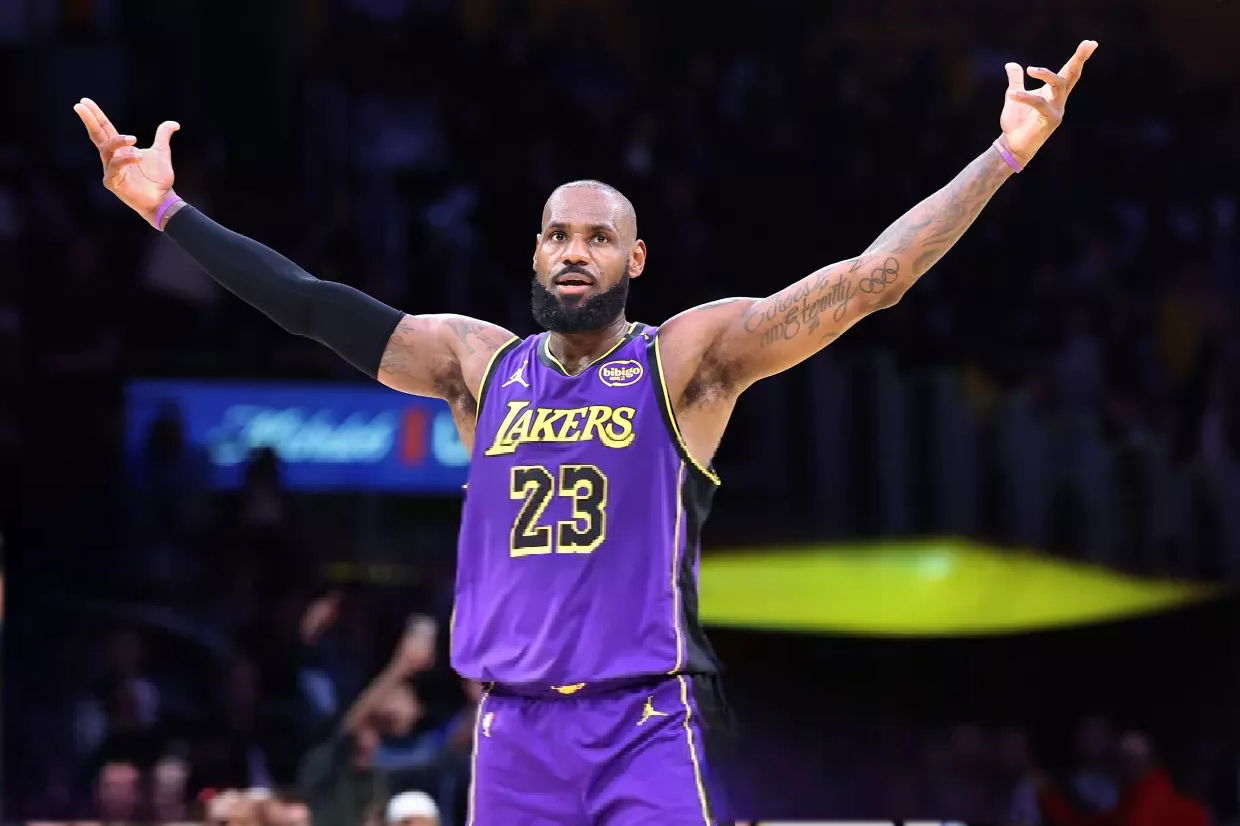 ليبرون جيمس يواصل صناعة التاريخ