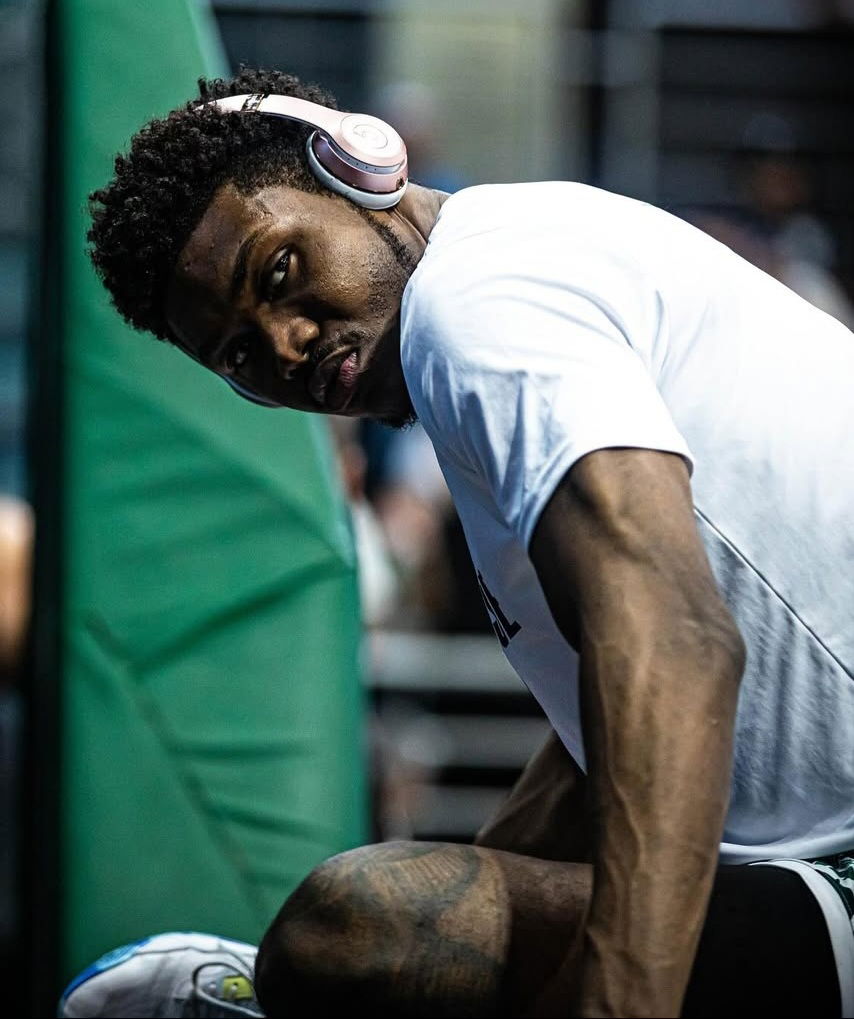 كلاي أنتوني أيرلي طرد في لبنان بعد إيقافه في ليبيا!