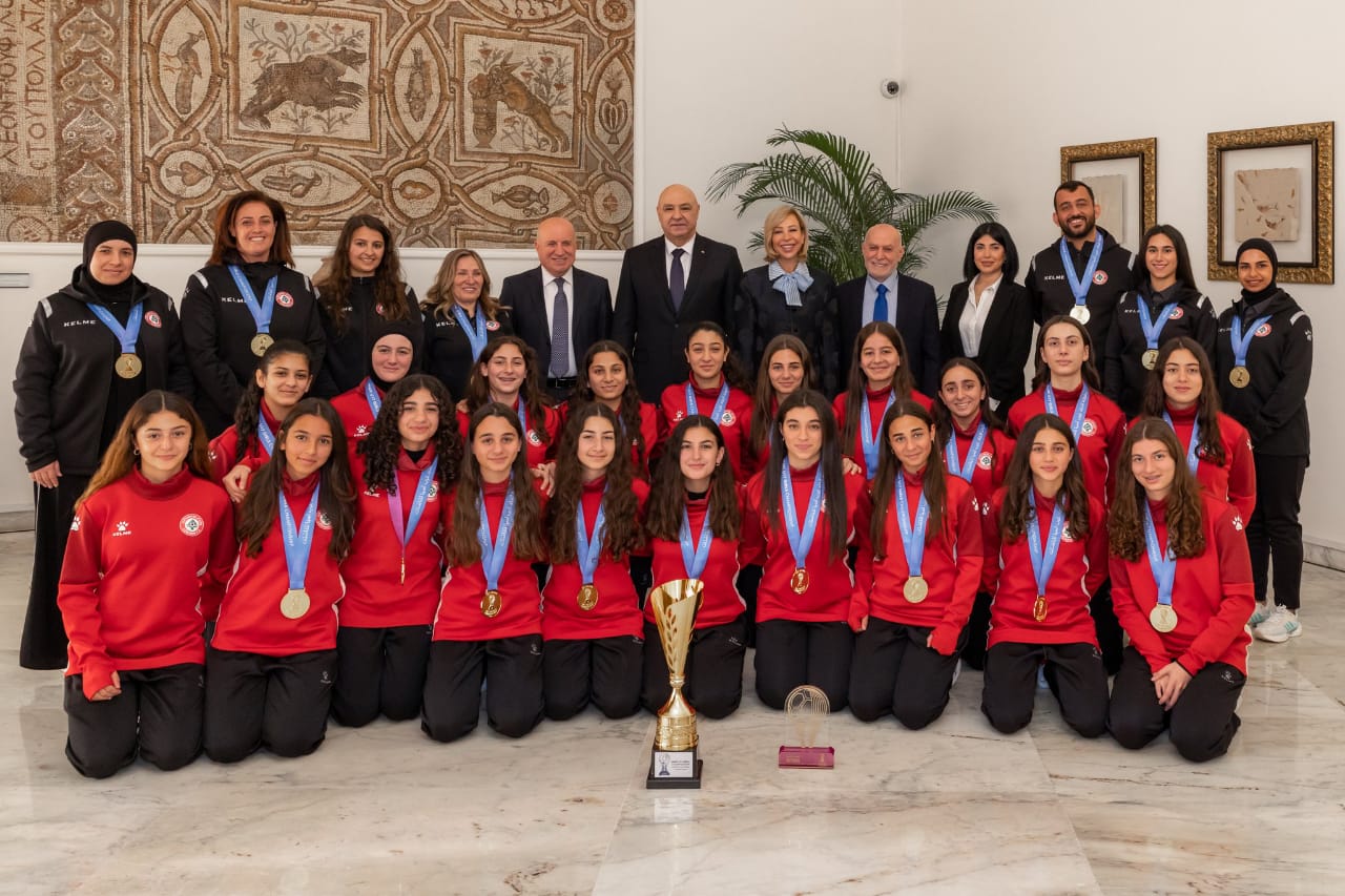 الرئيس عون واللبنانية الاولى استقبلا وفد الاتحاد اللبناني لكرة القدم والبطلات الناشئات لغرب آسيا