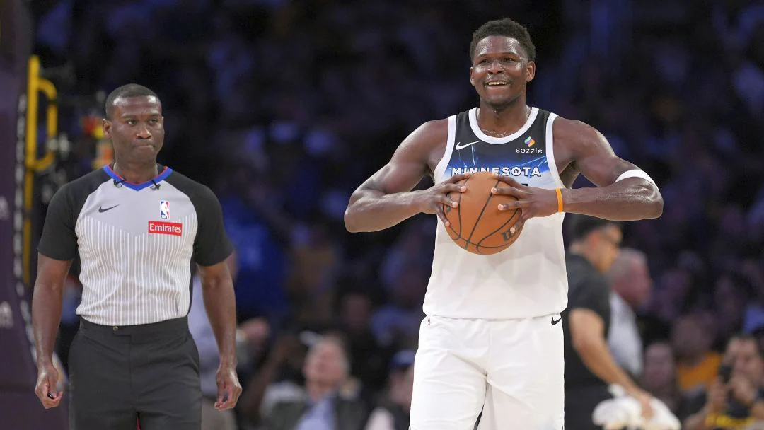 مدرب تيمبروولفز يهاجم إدواردز