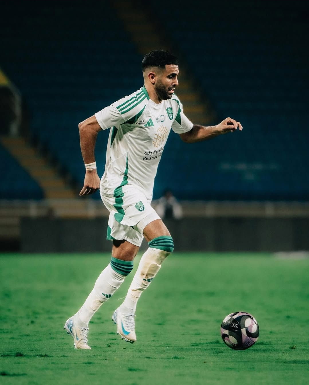 محرز يدخل نادي المئة